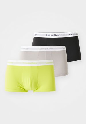 Tri para moških bokseric: neon rumena, siva in črna. Vsake imajo bel pas z logotipom "Calvin Klein". Gladka tkanina.