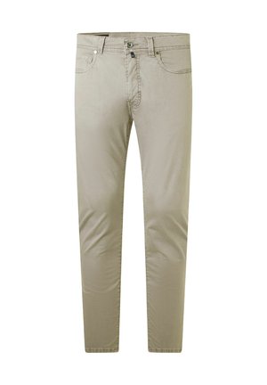 Beige Baumwoll-Chinos mit schmaler Passform, ausgestattet mit einem Knopf- und Reißverschluss, Fronttaschen und einer glatten, matten Textur.