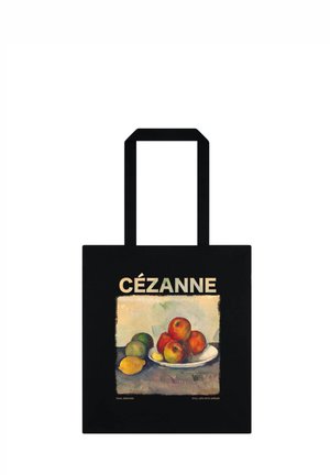 Czarna torba na ramię z martwą naturą Paula Cézanne'a przedstawiającą jabłka, cytryny i zielone owoce na talerzu, z napisem ""CÉZANNE"" powyżej.