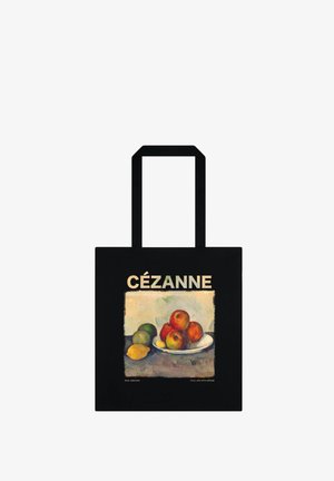 Czarna torba na ramię z martwą naturą Paula Cézanne'a przedstawiającą jabłka, cytryny i zielone owoce na talerzu, z napisem ""CÉZANNE"" powyżej.