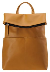 Sac à dos en cuir marron clair avec poignée supérieure et fermeture éclair noire sur le rabat avant.