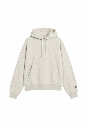 Sudadera con capucha de color gris claro, con bolsillo frontal tipo canguro, capucha con cordón, puños acanalados y un pequeño logo circular en el puño de la manga izquierda.