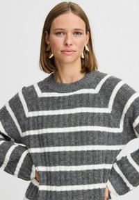 Grau-weiß gestreifter Pullover mit strukturierter, gerippter Verarbeitung, Rundhalsausschnitt und langen Ärmeln.