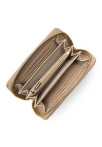 Portafoglio beige con zip tutto attorno e una superficie testurizzata. Presenta più scomparti, slot per carte e una cerniera color oro. Fodera interna morbida.