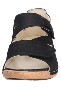 Zwarte suède sandaal met twee verstelbare banden, open teen ontwerp en kurk zool details. Heeft een gladde binnenvoering voor comfort.