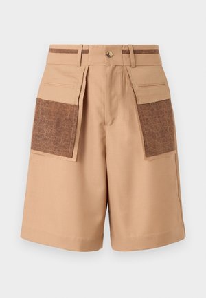 Beige skræddersyede shorts med to store bukser i brun imiteret læder, en frontknap lukning og bæltestropper med en kontrasterende stribe.