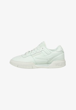 Zapatilla verde menta con parte superior de cuero, puntera redonda, cuello acolchado y suela de goma blanca; presenta el logo de Fila en el lateral y en la lengüeta.