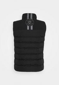 Gilet imbottito nero con collo alto. Presenta un logo circolare e due strisce verticali grigie. Design testurizzato e trapuntato; senza maniche.