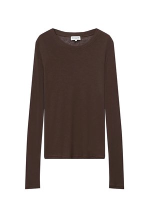 Camicia a maniche lunghe slim-fit color marrone con scollo rotondo e design semplice, mostrata stesa con la parte anteriore rivolta verso l'alto.