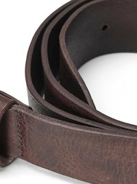 Bruine leren riem, gladde textuur, licht verouderde afwerking, dubbelgevouwen met een rechte rand en meerdere gaten voor aanpassing.