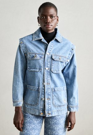 Leren spijkerjack in lichtblauw met een kraag, twee borstzakken en zilveren drukknoopsluiten; heeft een ontspannen pasvorm en gestructureerde stof.