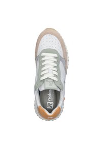 Weiße Sneaker mit grauen, grünen und beige-farbenen Akzenten. Mit perforierter Zehe, gepolsterter Zunge und strukturiertem Sohlenprofil. Markenlabel innen sichtbar.