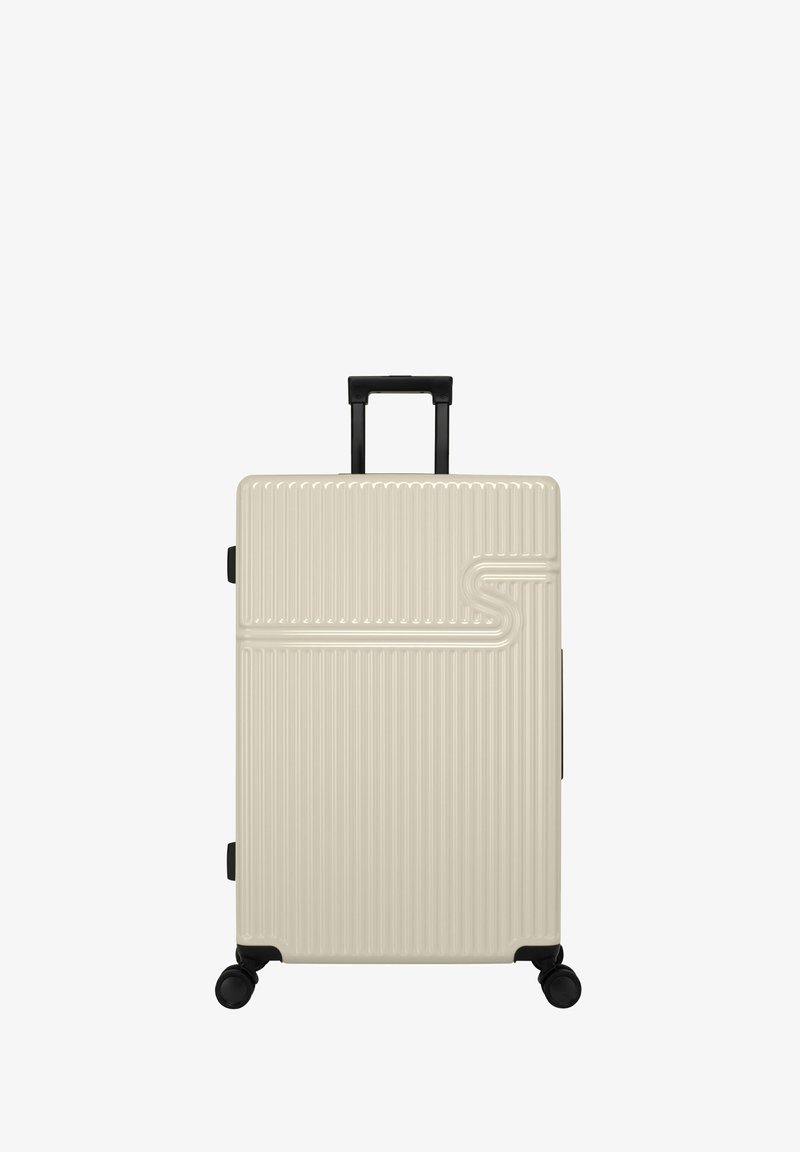 Harde koffer in beige met verticale groeven, uitschuifbare zwarte handgreep en vier zwarte wielen voor gemakkelijke mobiliteit.