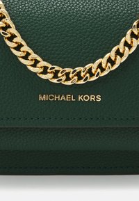 MICHAEL Michael Kors CLAIRE - Axelremsväska - bosco