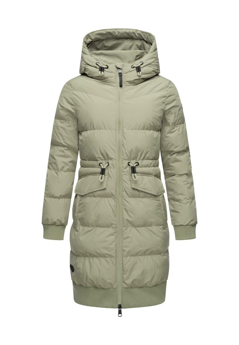 Parka larga acolchada en verde claro, con capucha, cremallera frontal, cintura ajustable con cordón, dos bolsillos frontales y puños acanalados. Textura suave.