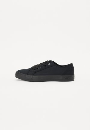Sorte kanvas sneakers med lavprofil-design, rund gummitåhette og flate sorte snører. Har en strukturert gummisåle med subtil branding.