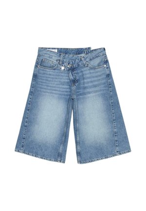 Short en denim bleu longueur genou avec une coupe large, poches avant, passants pour ceinture et taille partiellement déboutonnée.