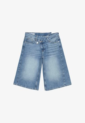 Short en denim bleu longueur genou avec une coupe large, poches avant, passants pour ceinture et taille partiellement déboutonnée.