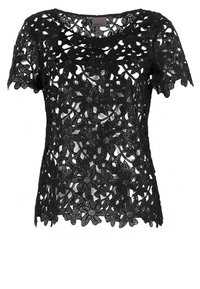 Haut noir à manches courtes en dentelle avec motifs floraux et bords festonnés, tissu semi-transparent et encolure ronde.