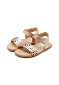 Sandali in oro rosa con cinturini in Velcro, caratterizzati da un motivo a stella perforato sulla parte anteriore. Suola morbida e design aperto per una maggiore traspirabilità.