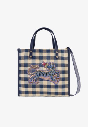 Blauw-beige geruit draagtas met marineblauwe handvatten, gestreepte schouderriem en een geborduurde tijger die een rode bloem vasthoudt aan de voorkant.