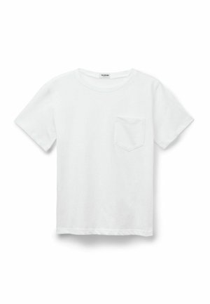 T-shirt en coton blanc à manches courtes, col rond et une seule poche passepoilée sur le côté gauche. Design simple et texture lisse.