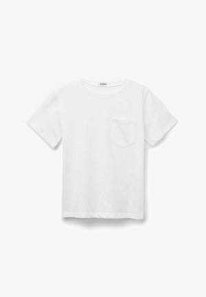 Witte katoenen t-shirt met korte mouwen, een ronde halslijn en een enkele opgestikte zak aan de linkerkant. Eenvoudig ontwerp en een gladde textuur.