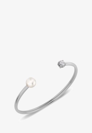 Silberner Armreif mit einem runden weißen Perle an einem Ende und einem runden, klaren Edelstein-Akzent am gegenüberliegenden Ende. Glatte, polierte Oberfläche.