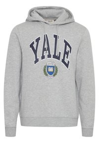 Šedá mikina s kapucňou s nápisom "YALE" tmavomodrou farbou a univerzitným erbom s vavrínovými vetvičkami potlačenými vpredu.