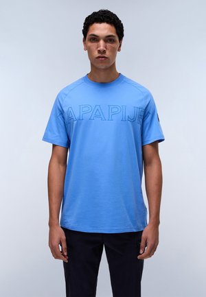 Blauwe katoenen T-shirt met korte mouwen, met een prominent "APAPIJK" logo in gestikte letters over de borst. Standaard ronde halsontwerp.