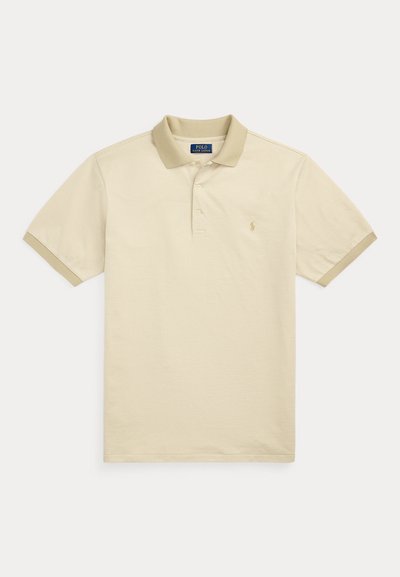 Bežna polo majica z teksturiranim vzorcem, dvema gumboma in kontrastnim ovratnikom. Vsebuje majhen vezen logotip na prsih.