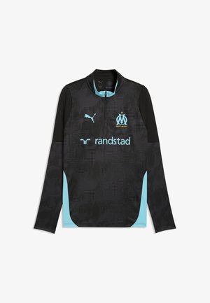 Czarna i jasno-niebieska sportowa koszulka z długim rękawem i zamkiem na ćwiartkę, logo Puma, emblemat Olympique de Marseille oraz tekst sponsora Randstad.