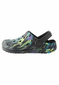 Sabots noirs et multicolores avec un motif marbré, dotés de trous de ventilation, d'une surface texturée et d'une sangle arrière pour un maintien sécurisé.