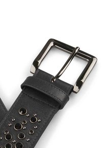 Cinturón de cuero negro con una hebilla metálica cuadrada, que presenta adornos circulares de varios tamaños a lo largo de la correa. Textura suave.