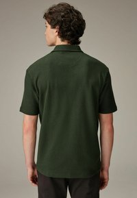 Next TEXTURED WAFFLE REGULAR FIT - Polosärk - olive green
