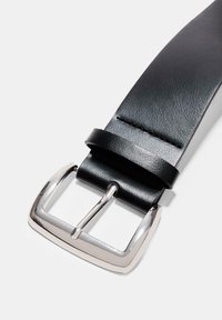 Cintura in pelle nera con una texture liscia e una fibbia quadrata in argento lucido. Presenta un singolo passante per fissare la cintura.