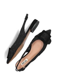 Zwarte slingback ballerina's met een textuurstof en een spitse neus. Versierd met een brede zwarte strik en een zachte, beige binnenzool.