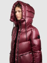 Gewatteerd jack in diep bordeauxrood, met een grote capuchon, glanzende textuur en zakken met rits. Elastische trekkoorden bij de capuchon en manchetten.