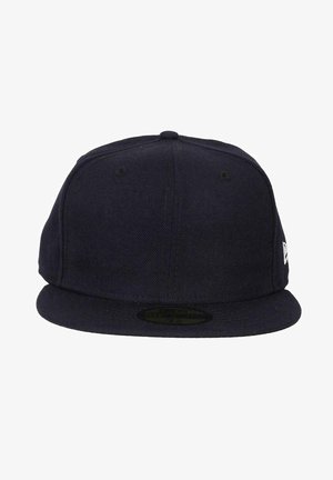Marineblaue Snapback-Cap aus strukturiertem Stoff, mit flachem Schild und zwei Belüftungsöffnungen auf jeder Seite, sowie einem kleinen Logo-Akzent.