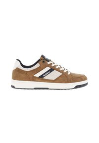 Baskets en daim marron avec des accents blancs et navy, lacets plats, semelle blanche rembourrée et un logo proéminent sur la languette et le côté.