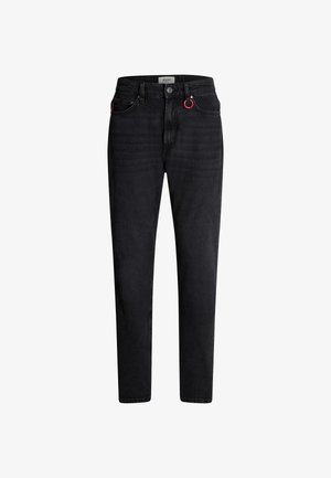 Jeans in denim nero con un design a gamba dritta, hardware con dettagli rossi, tasche frontali e una vita aderente con chiusura a bottone.