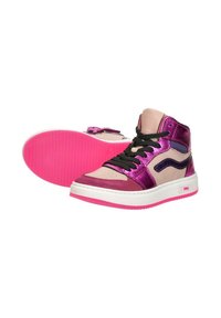 Hoge sneakers met een glanzend paarse en roze kleurenpalet, voorzien van een rubberen roze buitenzool en zwarte veters. Gemaakt van suede en gladde materialen.