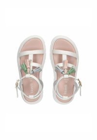 Witte sandalen met een roze binnenzool, voorzien van meerdere banden en franjetjes in groen, roze en grijs; verstelbare enkelriem met gouden accenten.