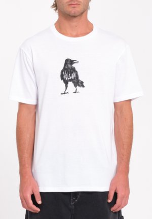 Witte katoenen T-shirt met een zwarte schets van een kraai op de voorkant. Korte mouwen, ronde hals, reguliere pasvorm. Geen extra patronen of accenten.