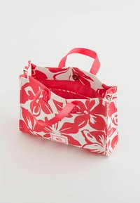 Sac fourre-tout à motif floral en blanc et rose. Fabriqué en tissu résistant, il possède des poignées doubles et une doublure intérieure lumineuse avec un bouton-pression.