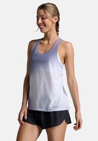 Canottiera atletica senza maniche in gradiente di viola a bianco, con texture perforata, spalline a contrasto e logo sull'orlo.