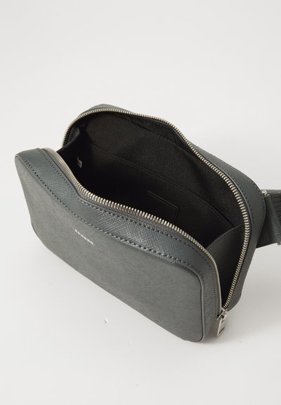 Borsa a tracolla in pelle grigia testurizzata con zipper argentato parzialmente aperto, che mostra l'interno in tessuto nero semplice e la tracolla regolabile.
