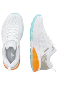 Weiße Sportschuhe mit Obermaterial aus Mesh, türkisfarbigen Akzenten und oranger Ferse. Mit strukturiertem Sohlenprofil und verstärktem Zehenbereich für Langlebigkeit.