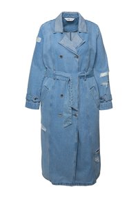 Denim trenčkot v světle modré barvě s opaskem v pase, dvouřadým zapínáním, hroty na límci a opotřebovanými detaily na rukávech a lemu.