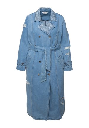 Manteau trench en denim bleu clair avec une taille ceinturée, une fermeture à double boutonnage, un col clouté et des détails déchirés sur les manches et l'ourlet.
